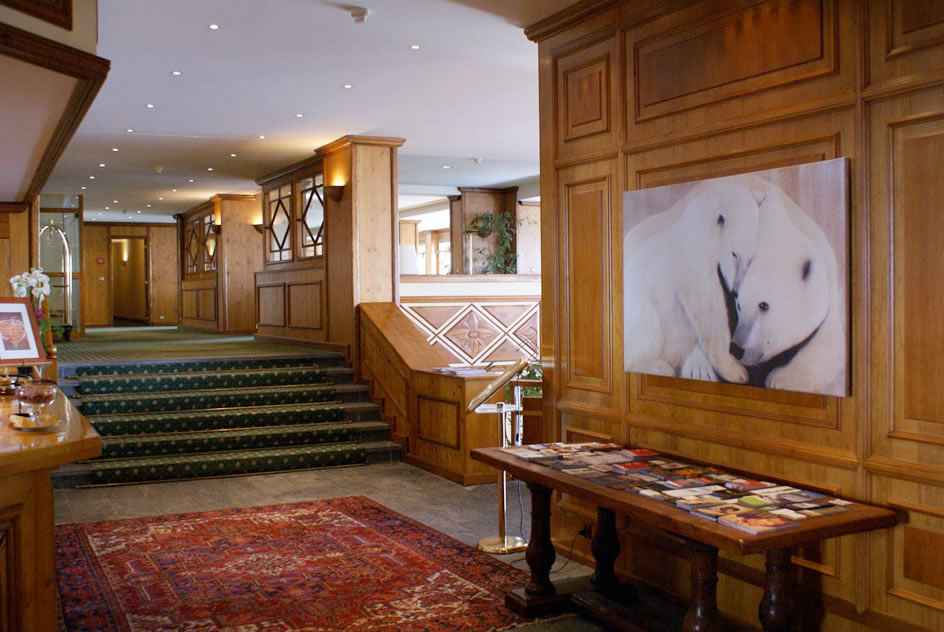 HOTEL-ROYAL-CRANS-MONTANA-2 animal-painting Thierry Bisch Contemporary painter animals painting art  nature biodiversity conservation Monaco Prince-Albert Prince-Albert-of-Monaco 