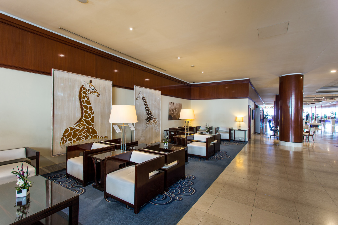 HOTEL FAIRMONT MONACO animal-painting-giraffe-rothschid-threatened-endangered-extinction Thierry Bisch Contemporary painter animals painting art  nature biodiversity conservation 