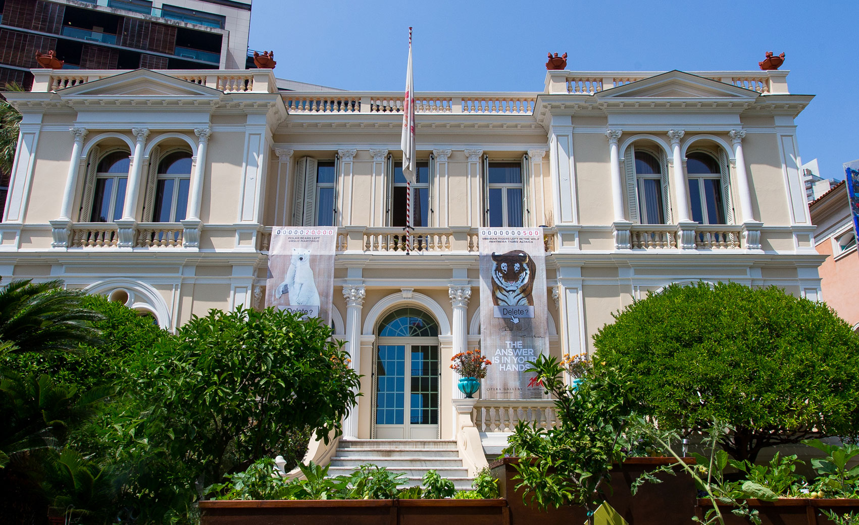 Villa Girasole tiger-siberian-amur-threatened-endangered-extinction-ursus-maritimus-polar-bear-white Thierry Bisch Contemporary painter animals painting art  nature biodiversity conservation Monaco Prince-Albert Prince-Albert-of-Monaco 