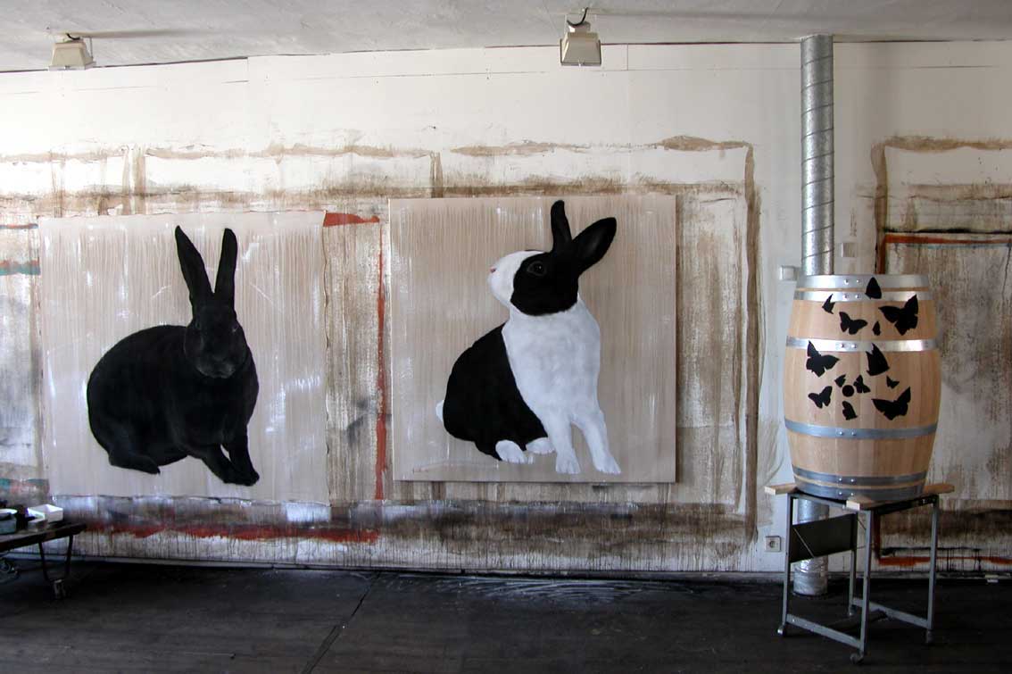 Lapins et tonneau rabbit-barrel-wine Thierry Bisch Contemporary painter animals painting art  nature biodiversity conservation Monaco Prince-Albert Prince-Albert-of-Monaco 