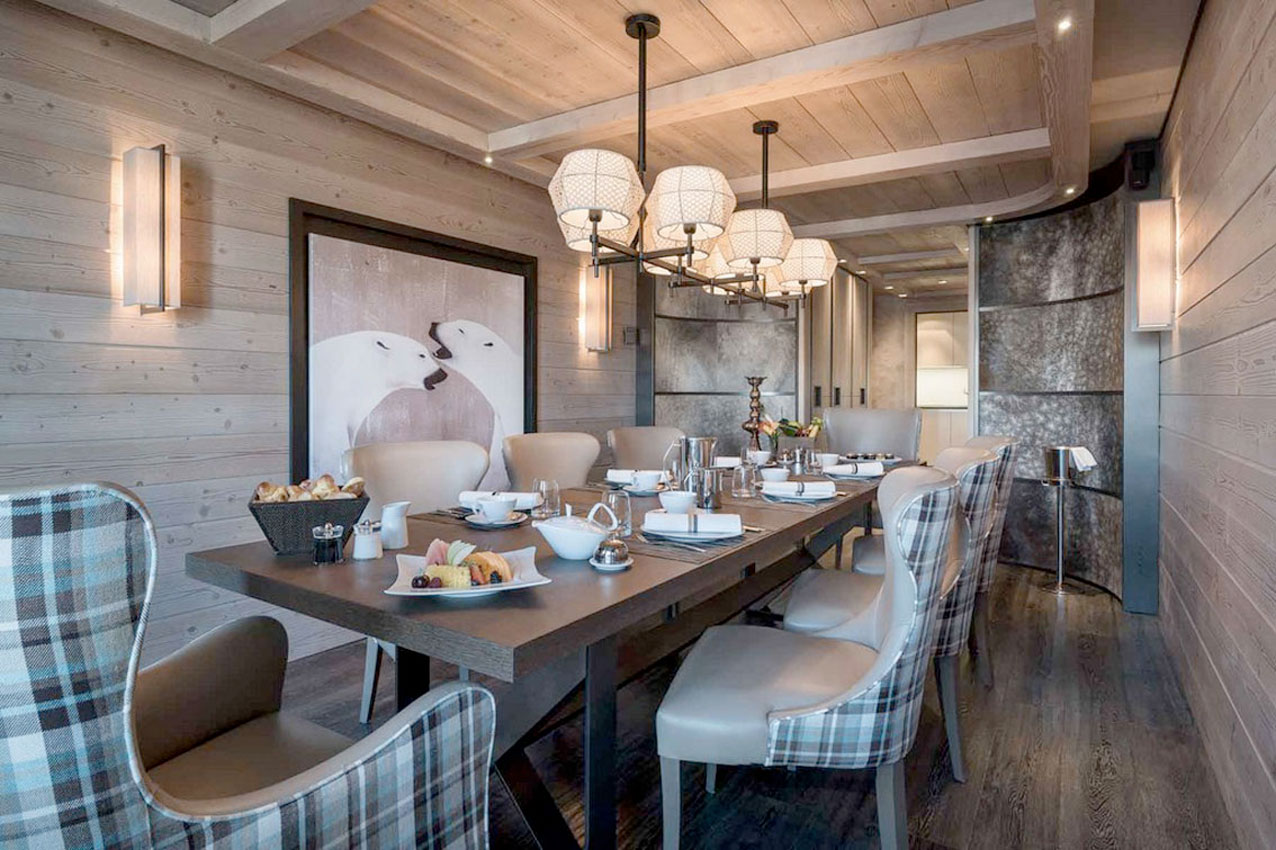 Garnet suite HOTEL GRANDES ALPES COURCHEVEL hotel-grandes-alpes-courchevel-luxury-mountain-residence-french-alps-ski Thierry Bisch Contemporary painter animals painting art  nature biodiversity conservation Monaco Prince-Albert Prince-Albert-of-Monaco 