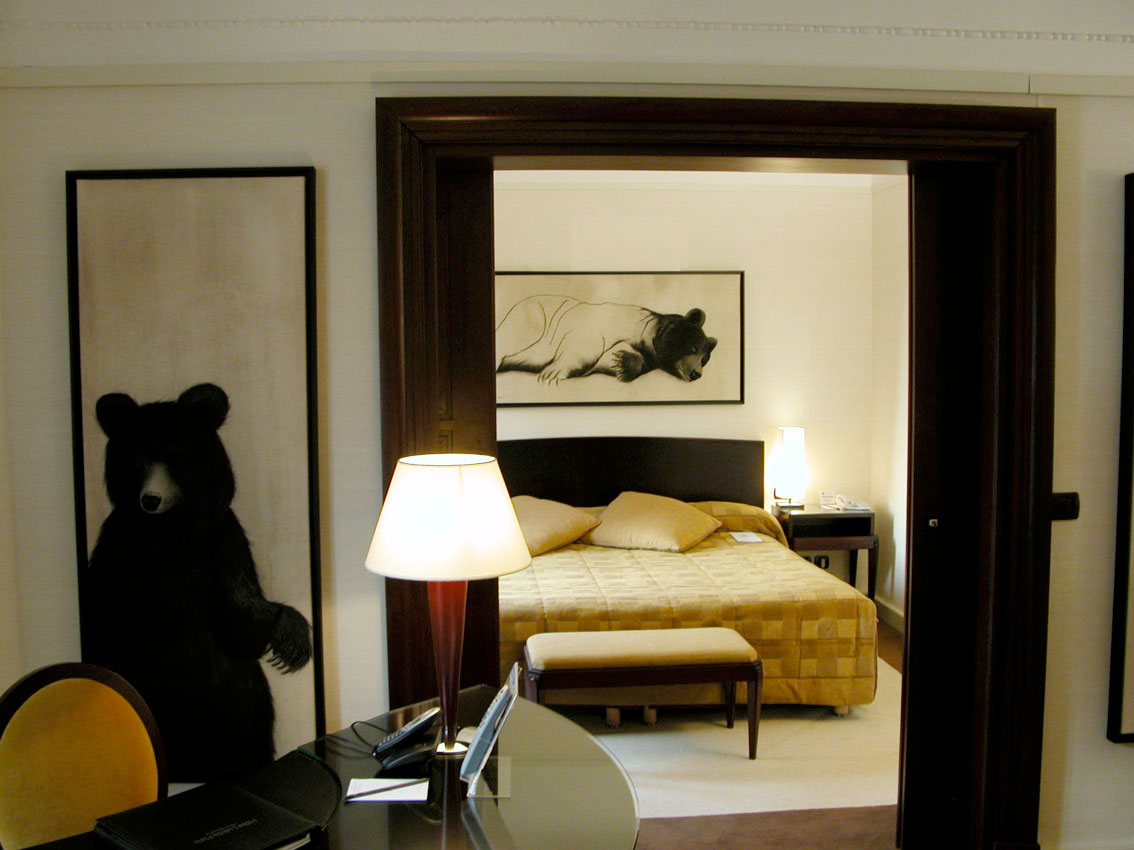 Suite aux ours HOTEL LUTETIA PARIS hotel-lutetia-paris-france-luxury-french- Thierry Bisch Contemporary painter animals painting art  nature biodiversity conservation 